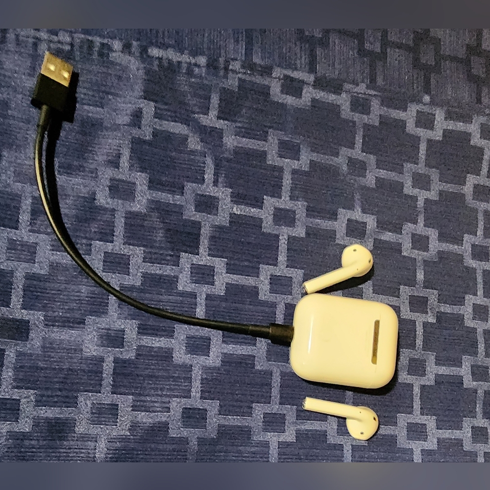 Apple AirPods 2 with Charging Case - White - Picture 2 of 5